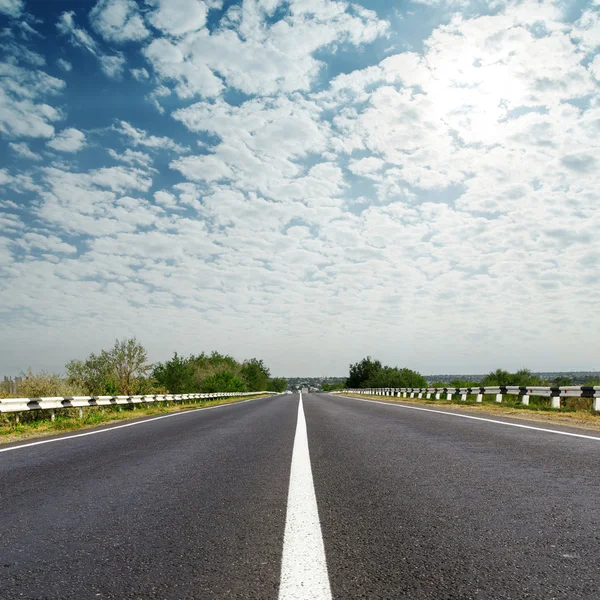 Céu nublado ao longo da estrada de asfalto — Fotografia de Stock