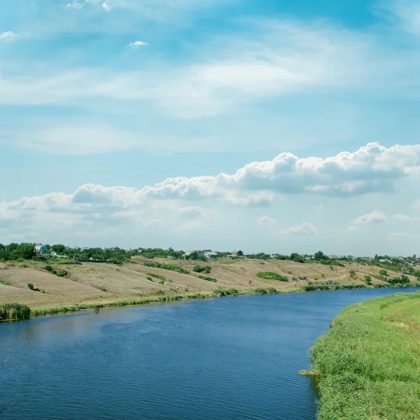Хмарне небо над річкою — стокове фото
