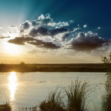 nehir üzerinde dramatik günbatımı