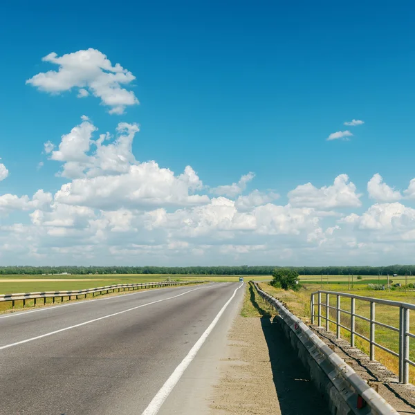 Asphalt road to cloudy horizon — Stock Photo, Image