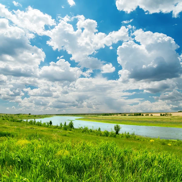 Blauer bewölkter Himmel und Fluss — Stockfoto