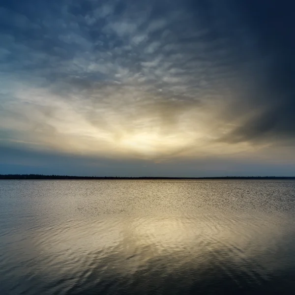 Gün batımı karanlık su üzerinde — Stok fotoğraf