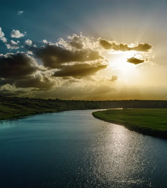 Puesta de sol sobre el río — Foto de Stock