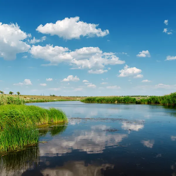 Bulutlar ve yansımaları altında Nehri — Stok fotoğraf