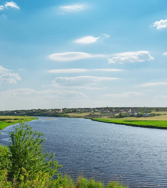 Yeşil nehir ve hafif bulutlu gökyüzü ile nehir — Stok fotoğraf