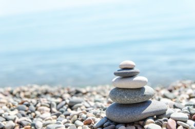 Sahilde zen taş yığını