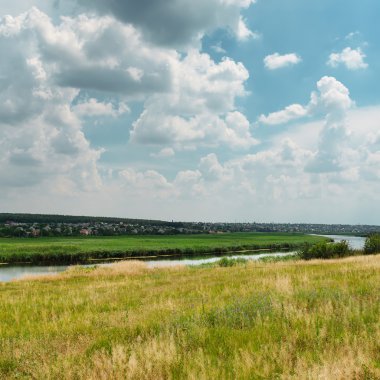 Yaz Nehri üzerinde alçak bulutlar