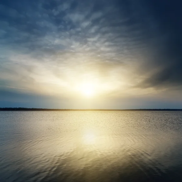 Tramonto di fantasia sul fiume — Foto Stock