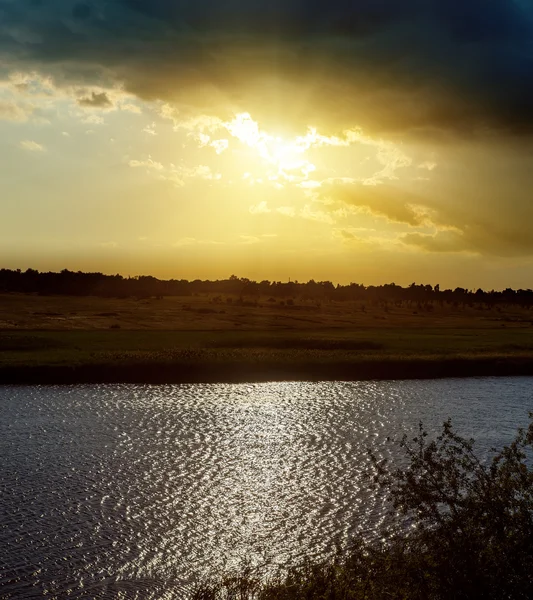 Dramatischer Sonnenuntergang und Fluss mit Spiegelungen — Stockfoto