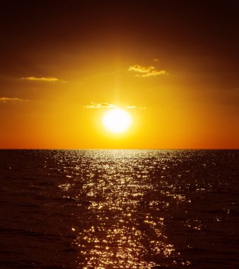 karanlık su üzerinde Golden sunset