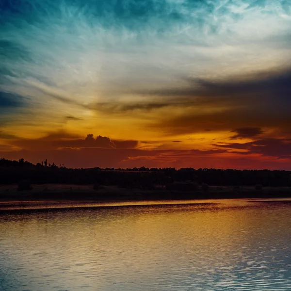 Dark solnedgång över mörka vatten — Stockfoto