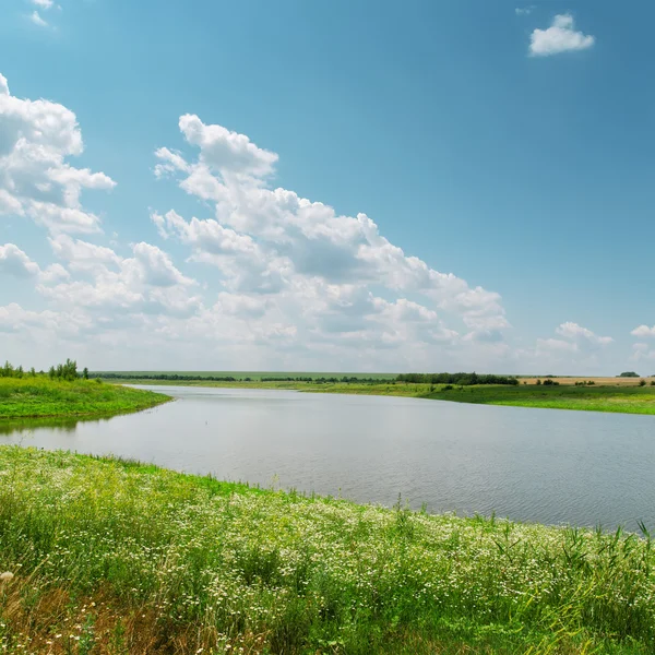 Zachmurzone niebo nad rzeką — Zdjęcie stockowe