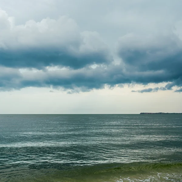 Dramatic sky over dark sea — Stock Photo, Image