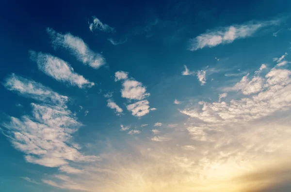 Buen cielo nublado en el tiempo de puesta del sol — Foto de Stock