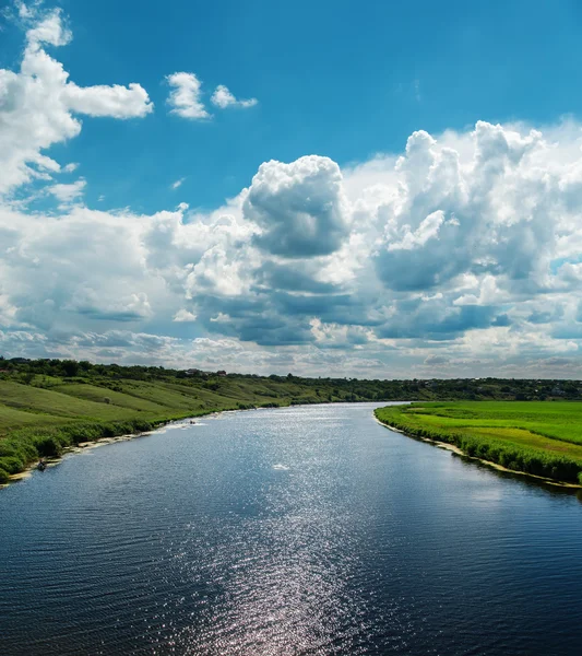 Floden med reflektioner av mulen himmel — Stockfoto