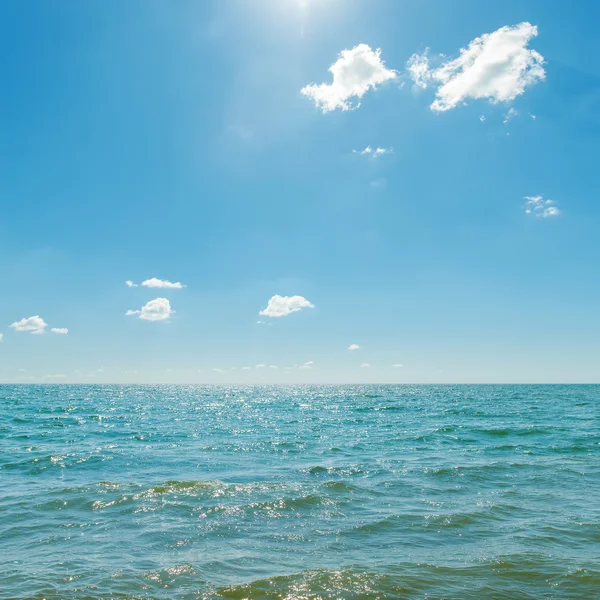太阳海在蓝蓝的天空 — 图库照片