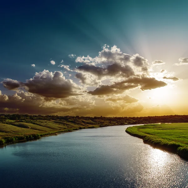 Gran río y puesta de sol sobre él — Foto de Stock