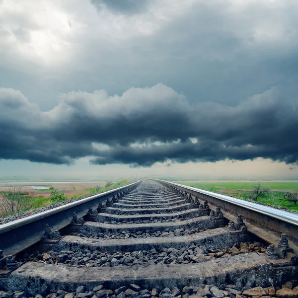 Ferrovia closeup ao horizonte em nuvens chuvosas — Fotografia de Stock