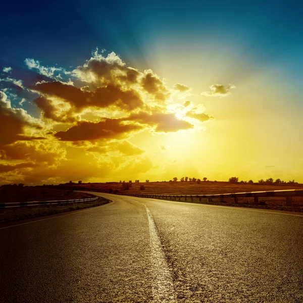 Coucher de soleil spectaculaire sur la route vers l'horizon — Photo