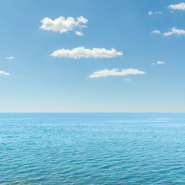 ทะเลสีฟ้าและท้องฟ้าเมฆเหนือมัน — ภาพถ่ายสต็อก
