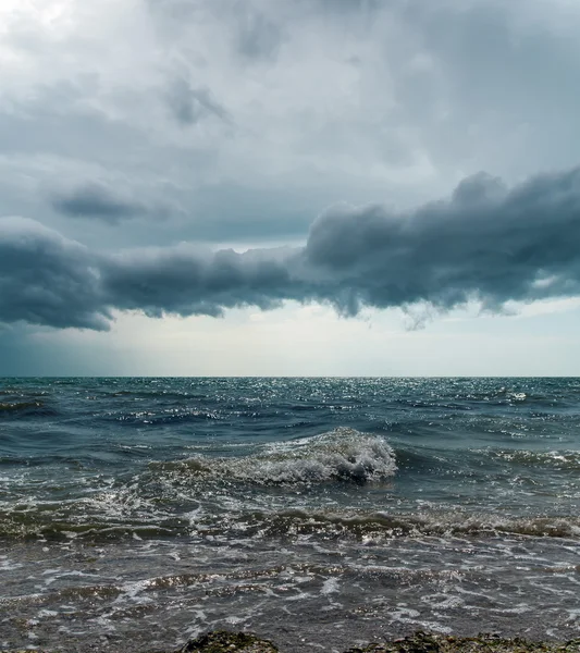 Stormig himmel över mörkt hav — Stockfoto