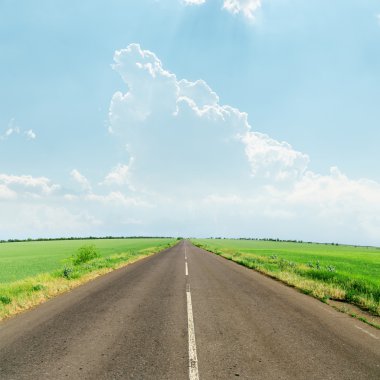 ufuk asfalt yol üzerinde ışık bulutlar