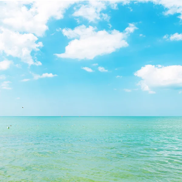 Kolor lazur morza i pochmurne niebo — Zdjęcie stockowe