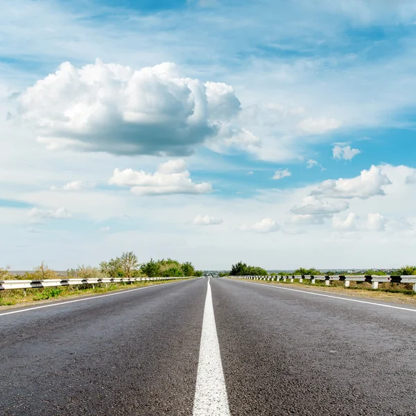 Route asphaltée et nuages dessus — Photo