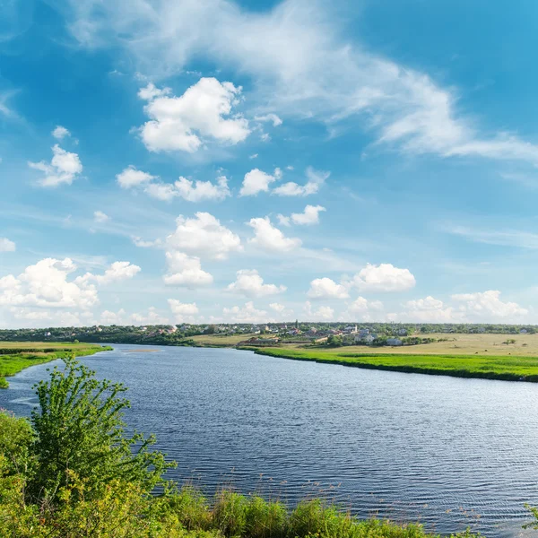 Rivière et nuages au-dessus — Photo