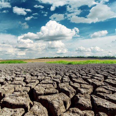 çöl dünya üzerinde derin mavi gökyüzü