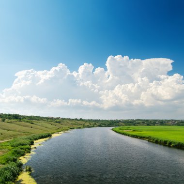 Yeşil yanlarıyla Nehri üzerinde bulutlu gökyüzü