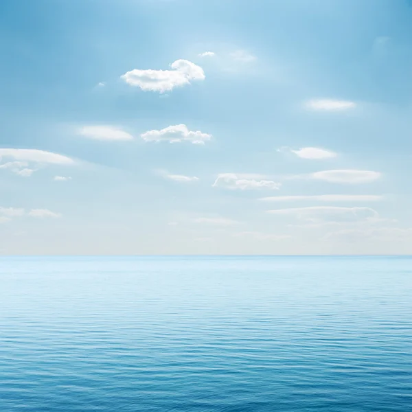 Wolken über blauem Meer — Stockfoto