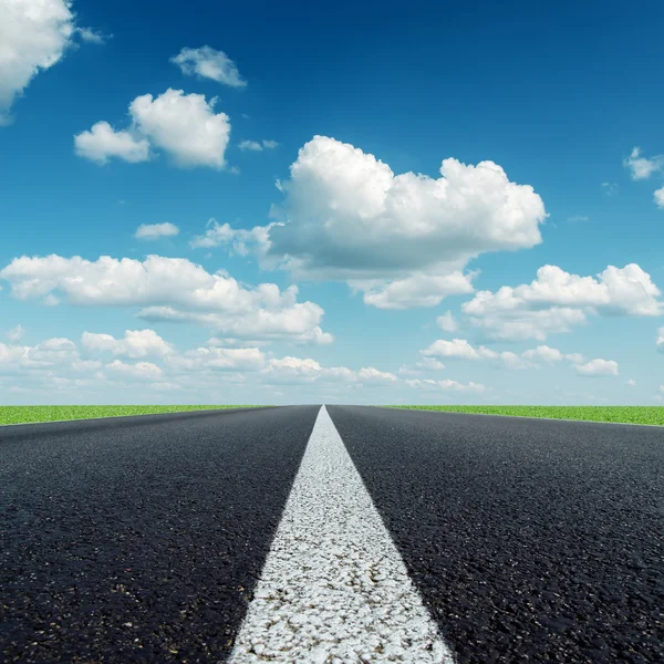 White line on asphalt road and cloudy sky — Stock Photo, Image