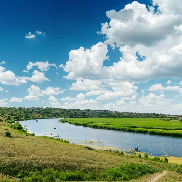 Nuvole sul cielo blu sul fiume — Foto Stock