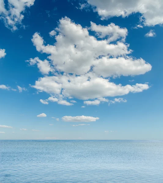 Высокие облака над морем — стоковое фото