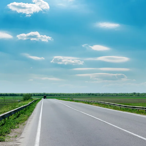 Blue sky and asphalt road — Stock Photo, Image