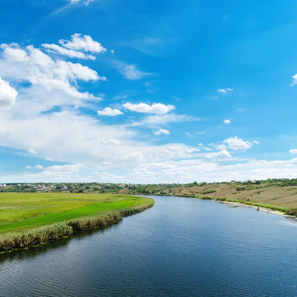 Blå floden och moln på himlen — Stockfoto