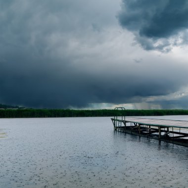 nehir üzerinde karanlık dramatik gökyüzü