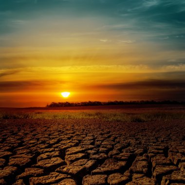 günbatımı çöl üzerinde