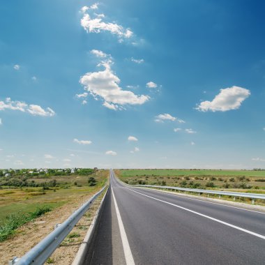 yol asfalt ve mavi gökyüzü