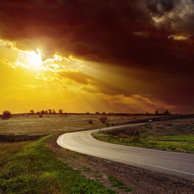 yol üzerinde dramatik turuncu günbatımı