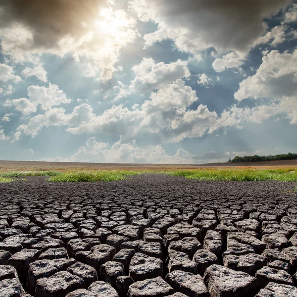 Sol caliente sobre tierra de sequía — Foto de Stock