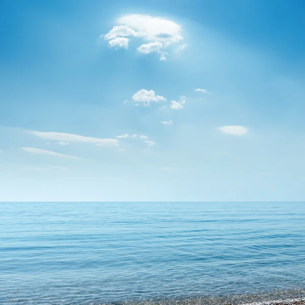 Облака над синим морем — стоковое фото