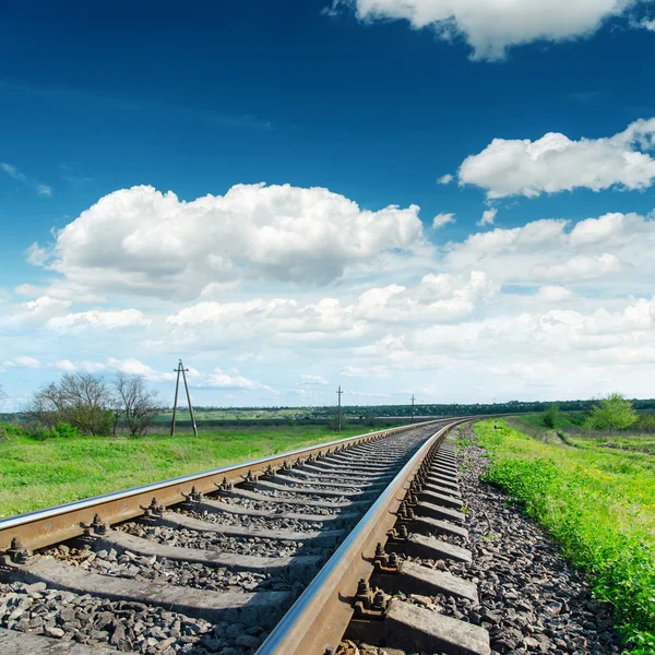 Nízké pohled na železniční trati za zatažené obloze — Stock fotografie