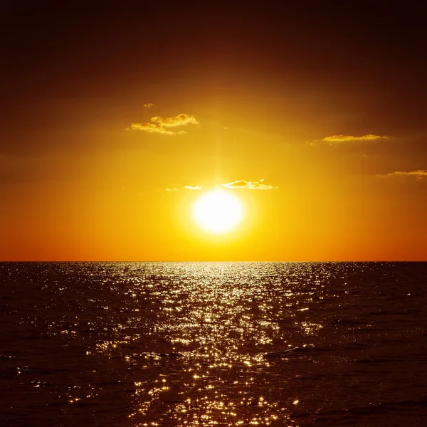 Coucher de soleil orange foncé sur la mer — Photo