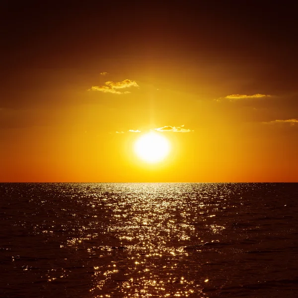 Mörkt orange solnedgång över havet — Stockfoto