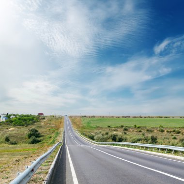asfalt yol üzerinde bulutlu gökyüzü