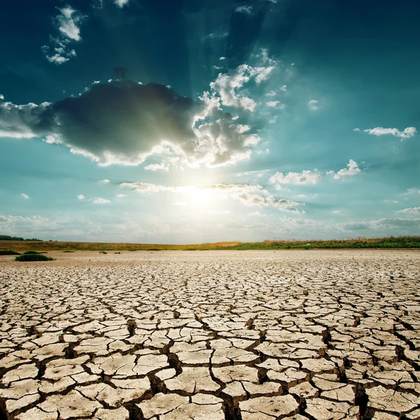 El calentamiento global. puesta de sol sobre el desierto — Foto de Stock