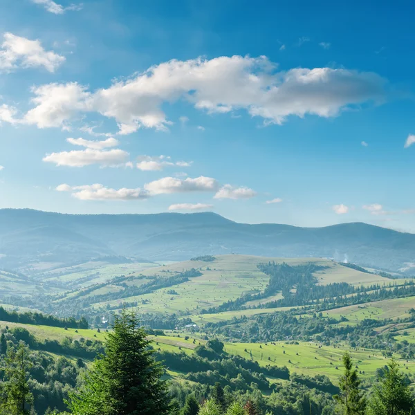 Vista aérea de montanha verde — Fotografia de Stock