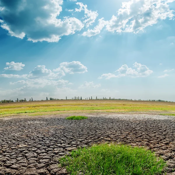 Hete zon over het land van de droogte — Stockfoto